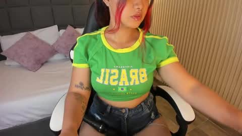 Snapshot of aurora_johnson_ chatting on 12-21-24, 12:27 A U R O R A online show from 12-21-24, 12:27
