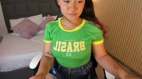 Snapshot of aurora_johnson_ chatting on 12-21-24, 03:42 A U R O R A online show from 12-21-24, 03:42