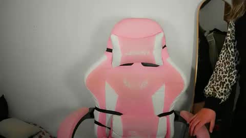 cute online show from 09-26-25, 04:16