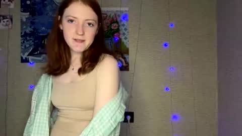 Snapshot of auroraviolet_ chatting on 06-11-26, 08:18 auroraviolet_ online show from 06-11-26, 08:18