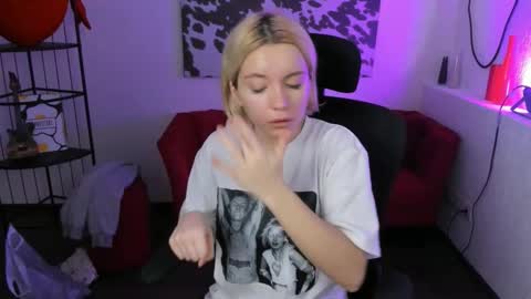 aurorawrenfield online show from 11-25-25, 04:34