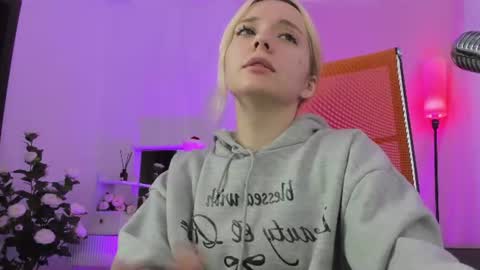 aurorawrenfield online show from 06-11-26, 01:49