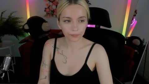 aurorawrenfield online show from 06-12-26, 04:33
