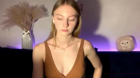 Snapshot of autumnroginson chatting on 09-25-25, 03:27 Annie online show from 09-25-25, 03:27