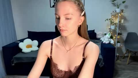 Snapshot of autumnroginson chatting on 10-05-25, 02:59 Annie online show from 10-05-25, 02:59