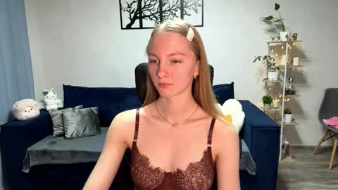 Snapshot of autumnroginson chatting on 10-15-25, 03:01 Annie online show from 10-15-25, 03:01