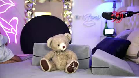 AvalonnFoxx online show from 12-15-25, 07:23