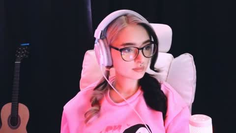 Snapshot of avi_nile chatting on 02-04-25, 02:39 Avriel online show from 02-04-25, 02:39