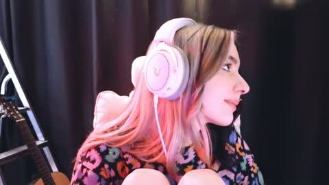 Snapshot of avi_nile chatting on 02-06-25, 05:25 Avriel online show from 02-06-25, 05:25