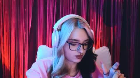 Snapshot of avi_nile chatting on 02-14-25, 03:11 Avriel online show from 02-14-25, 03:11