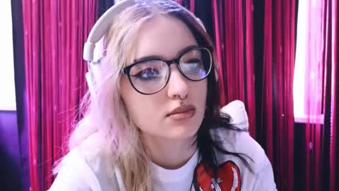 Snapshot of avi_nile chatting on 02-23-25, 02:40 Avriel online show from 02-23-25, 02:40