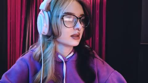 Snapshot of avi_nile chatting on 03-04-25, 03:00 Avriel online show from 03-04-25, 03:00