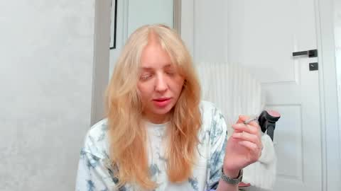 Snapshot of ayaye_ chatting on 05-19-26, 08:20 SundyRose online show from 05-19-26, 08:20