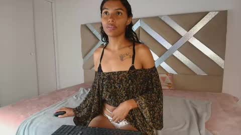 Snapshot of aylin_valerie chatting on 06-08-26, 07:25 aylin_valerie online show from 06-08-26, 07:25