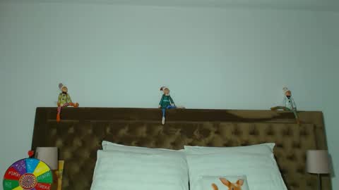 Aylin online show from 11-18-25, 04:06