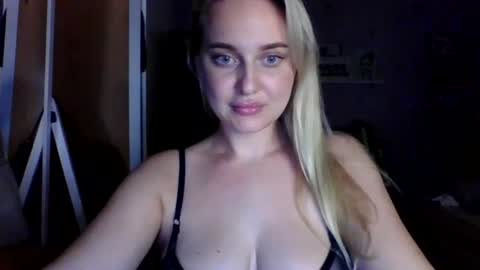 Snapshot of aylinn9999 chatting on 07-25-26, 10:18 aylinn9999 online show from 07-25-26, 10:18