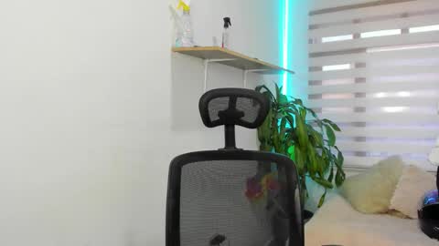 Snapshot of aysha_winxx chatting on 10-15-25, 11:10 aysha_winxx online show from 10-15-25, 11:10