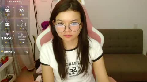 Snapshot of azu_chan chatting on 05-08-26, 12:16 Azu online show from 05-08-26, 12:16