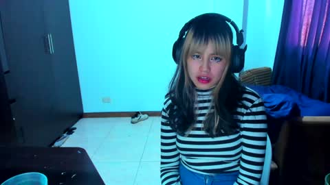 Snapshot of azu_moure chatting on 01-19-25, 02:38 Azu Moure online show from 01-19-25, 02:38