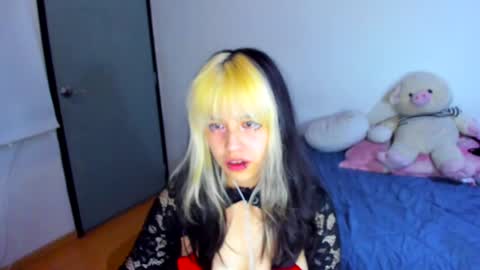 Snapshot of azu_moure chatting on 02-22-25, 06:39 Azu Moure online show from 02-22-25, 06:39