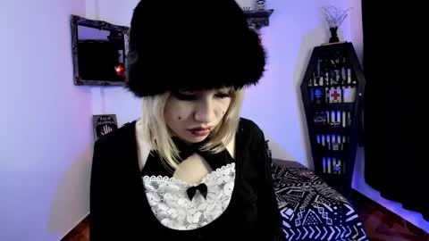 Snapshot of azu_moure chatting on 10-08-25, 01:31 Azu Moure online show from 10-08-25, 01:31