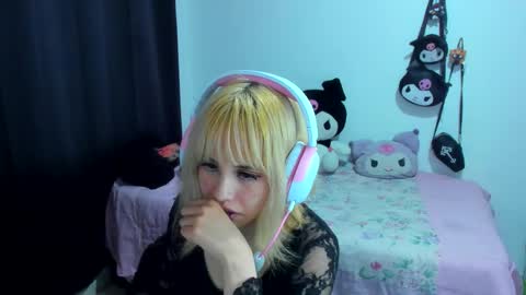 Snapshot of azu_moure chatting on 10-24-25, 03:36 Azu Moure online show from 10-24-25, 03:36