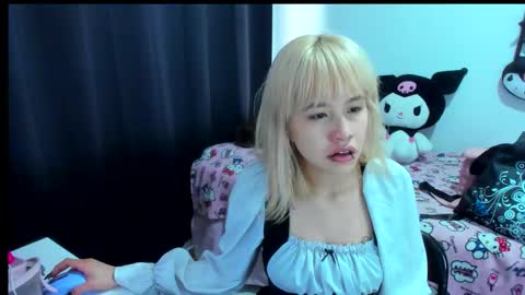 Azu Moure online show from 12-22-25, 04:37