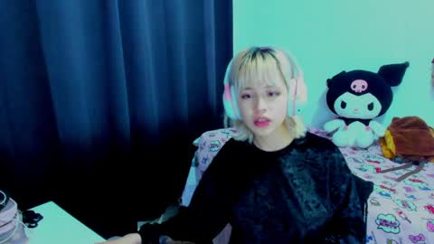 Azu Moure online show from 05-19-26, 04:19