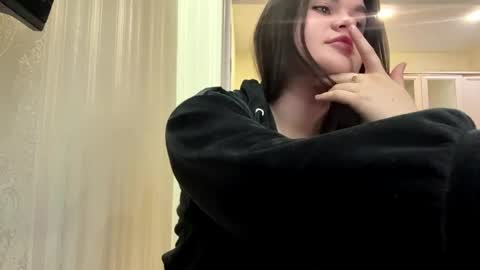 Snapshot of azzieyerbich chatting on 04-17-26, 03:48 Elara online show from 04-17-26, 03:48