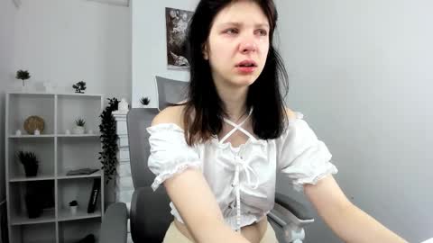 Evalena maybe just Eva online show from 09-26-25, 05:11