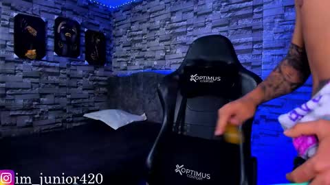 Junior       Independent Model online show from 09-22-25, 06:15