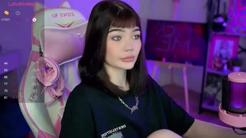 Snapshot of babyroxynill chatting on 12-12-24, 11:14 Nika online show from 12-12-24, 11:14