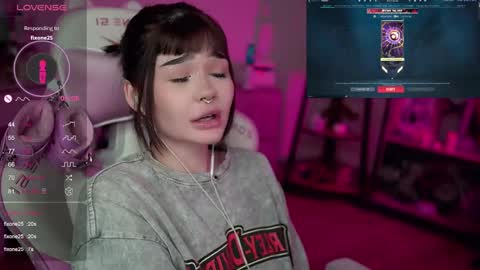Snapshot of babyroxynill chatting on 02-09-25, 02:06 Nika online show from 02-09-25, 02:06