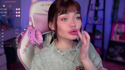 Snapshot of babyroxynill chatting on 03-12-25, 11:22 Nika online show from 03-12-25, 11:22