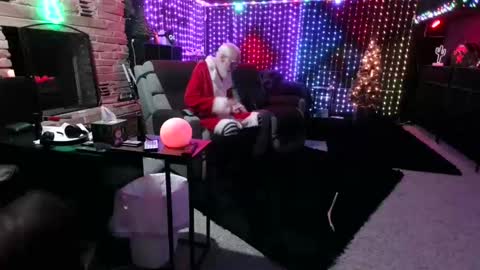 Snapshot of banjoey48 chatting on 12-04-25, 02:10 BANJOEY online show from 12-04-25, 02:10