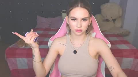 Snapshot of barbieee_doll chatting on 05-17-26, 07:32 Eva online show from 05-17-26, 07:32