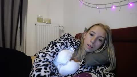 Snapshot of barelylegalblondy chatting on 12-03-24, 07:44 Lena online show from 12-03-24, 07:44