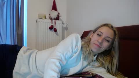 Snapshot of barelylegalblondy chatting on 12-20-24, 07:44 Lena online show from 12-20-24, 07:44