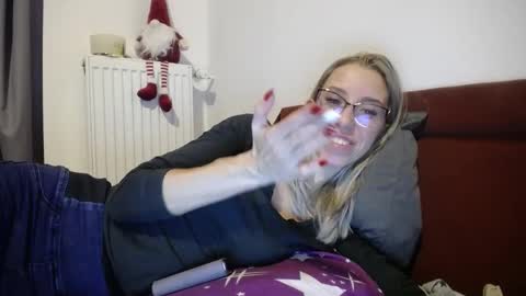 Snapshot of barelylegalblondy chatting on 12-21-24, 06:23 Lena online show from 12-21-24, 06:23