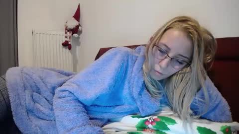 Snapshot of barelylegalblondy chatting on 12-30-24, 06:38 Lena online show from 12-30-24, 06:38