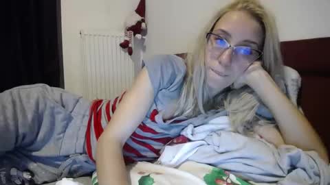 Snapshot of barelylegalblondy chatting on 01-06-25, 07:35 Lena online show from 01-06-25, 07:35