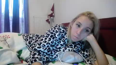 Snapshot of barelylegalblondy chatting on 01-07-25, 10:22 Lena online show from 01-07-25, 10:22