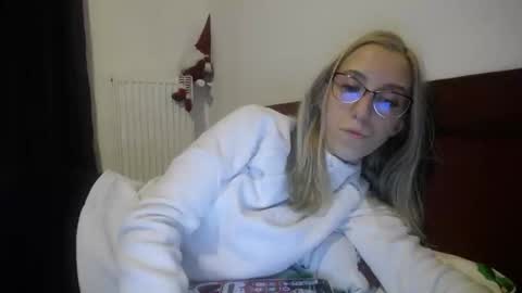 Snapshot of barelylegalblondy chatting on 01-08-25, 08:50 Lena online show from 01-08-25, 08:50