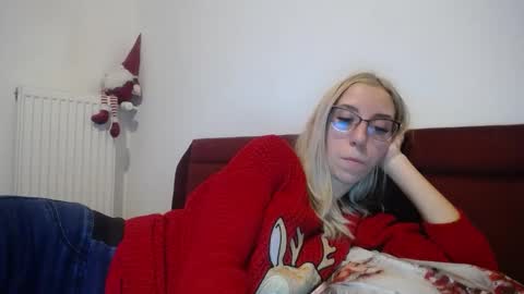 Snapshot of barelylegalblondy chatting on 01-10-25, 02:34 Lena online show from 01-10-25, 02:34