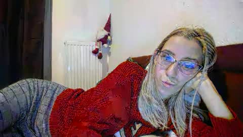 Snapshot of barelylegalblondy chatting on 01-16-25, 06:37 Lena online show from 01-16-25, 06:37
