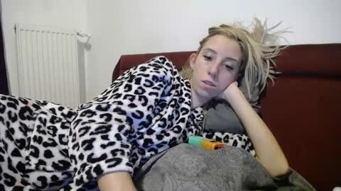 Snapshot of barelylegalblondy chatting on 01-19-25, 07:37 Lena online show from 01-19-25, 07:37