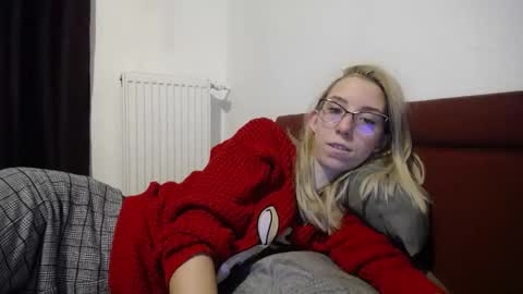 Snapshot of barelylegalblondy chatting on 01-23-25, 08:02 Lena online show from 01-23-25, 08:02