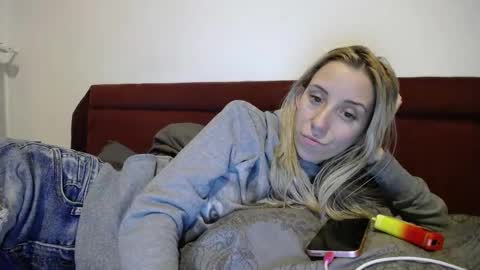Snapshot of barelylegalblondy chatting on 02-06-25, 07:40 Lena online show from 02-06-25, 07:40