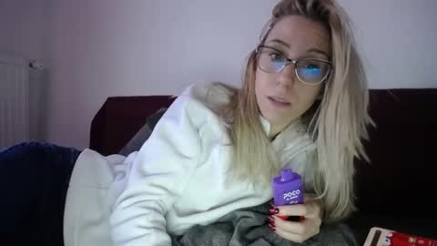Snapshot of barelylegalblondy chatting on 02-11-25, 01:09 Lena online show from 02-11-25, 01:09