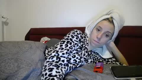 Snapshot of barelylegalblondy chatting on 02-11-25, 07:05 Lena online show from 02-11-25, 07:05